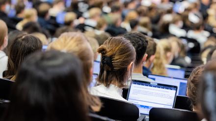 Studierende werden vom Staat unterstützt.