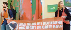 Zwei Aktivisten der „Letzten Generation“ haben sich an der Grünen-Zentrale festgeklebt.