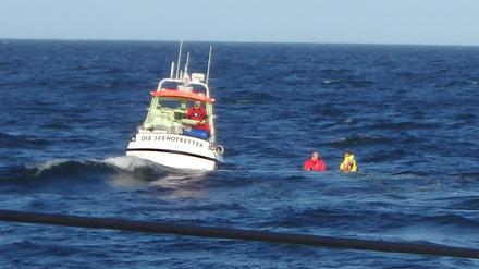 Seenotretter der DGzRS retten Peter «Pete» Sage und seine Ehefrau aus der Kieler Bucht.