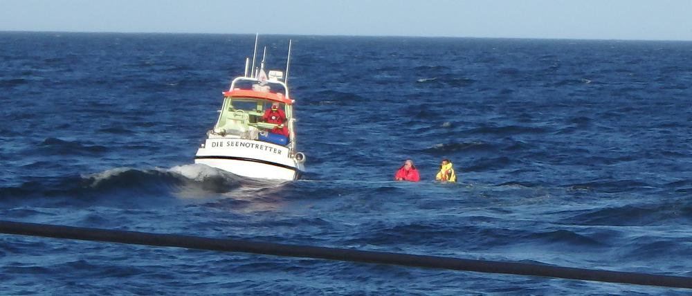Seenotretter der DGzRS retten Peter «Pete» Sage und seine Ehefrau aus der Kieler Bucht.