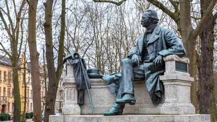 Theodor Fontane Denkmal in Neuruppin. Das neue Handbuch zum Dichter ist eine wahre Fundgrube für Fans und Forschende geworden.