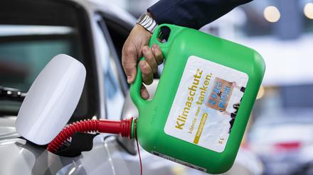 Ein Auto wird mit einem Kanister mit der Aufschrift «Klimaschutz könnte man Tanken - E-Fules for Future» an einer Tankstelle mit E-Fuel betankt. 