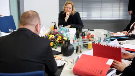 Frank Werneke, Vorsitzender von Verdi, und Bundesinnenministerin Nancy Faeser sitzen sich am Verhandlungstisch in Potsdam gegenüber. 