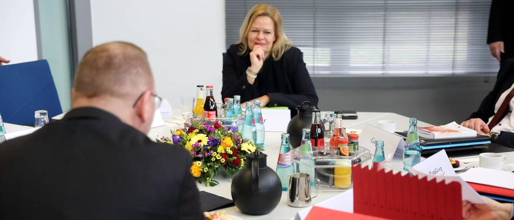 Frank Werneke, Vorsitzender von Verdi, und Bundesinnenministerin Nancy Faeser sitzen sich am Verhandlungstisch in Potsdam gegenüber.