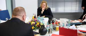 Frank Werneke, Vorsitzender von Verdi, und Bundesinnenministerin Nancy Faeser sitzen sich am Verhandlungstisch in Potsdam gegenüber. 