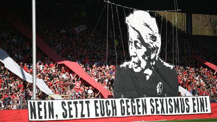 Mit einer beeindruckenden Choreografie setzten sich die Fans des SC Freiburg  gegen Sexismus im Fußball ein. 