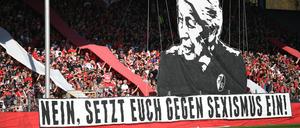 Fans des SC Freiburg setzen mit einer Choreografie ein Zeichen gegen Sexismus im Fußball.