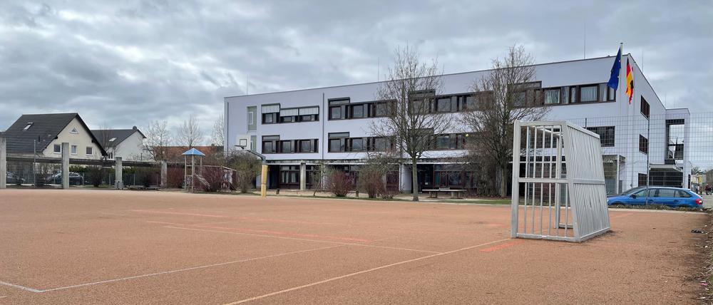 Der kleine Bolzplatz dient als Schulhof der Mary-Poppins-Schule.