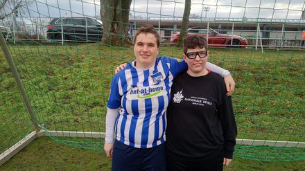 Darleen Hüpenbecker (l.) ist Fan von Hertha BSC, Julia Kleyer drückt dem 1.FC Union die Daumen.