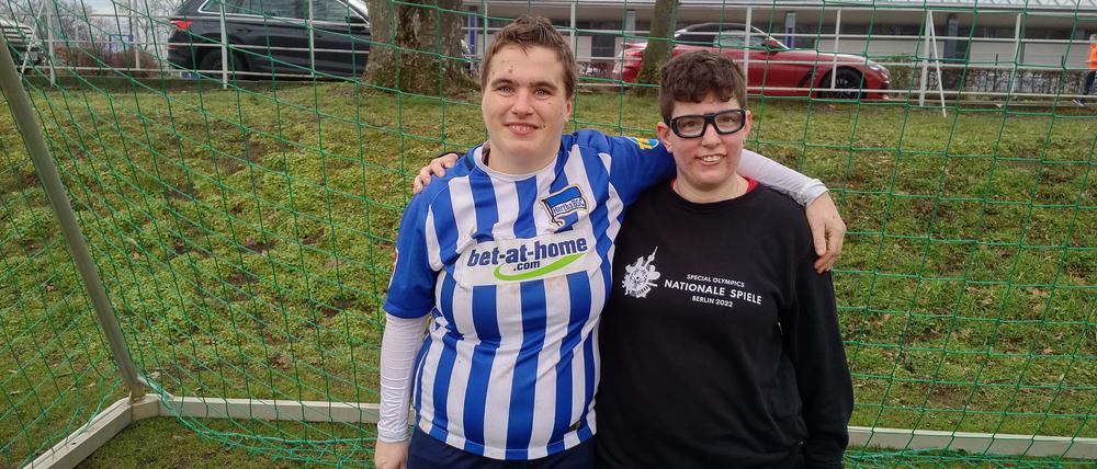 Darleen Hüpenbecker (l.) ist Fan von Hertha BSC, Julia Kleyer drückt dem 1.FC Union die Daumen.