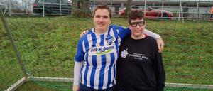 Darleen Hüpenbecker (l.) ist Fan von Hertha BSC, Julia Kleyer drückt dem 1.FC Union die Daumen.