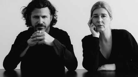 Pierre Jorge Gonzalez wurde in Paris geboren und arbeitet bis heute als Setdesigner für Theater, Film und Ausstellungen. Judith Haase kommt aus Bremen und lebt seit ihrem Architekturstudium in Berlin.