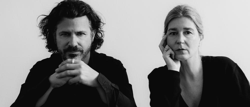 Pierre Jorge Gonzalez wurde in Paris geboren und arbeitet bis heute als Setdesigner für Theater, Film und Ausstellungen. Judith Haase kommt aus Bremen und lebt seit ihrem Architekturstudium in Berlin.