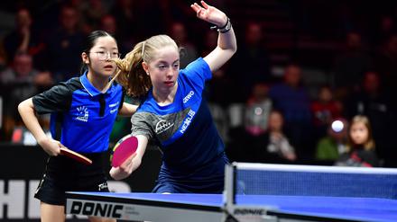 Josephina Neumann (vorne) und ihrer Doppelkollegin  Koharu Itagaki gelang am Sonntag sensationell Rang zwei bei den Deutschen Meisterschaften.