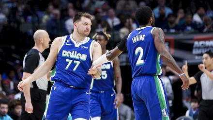 Luka Doncic (links) und Kyrie Irving sollten das neue Traumduo der Mavericks sein, doch diese Hoffnungen haben sich bisher alles andere als erfüllt.