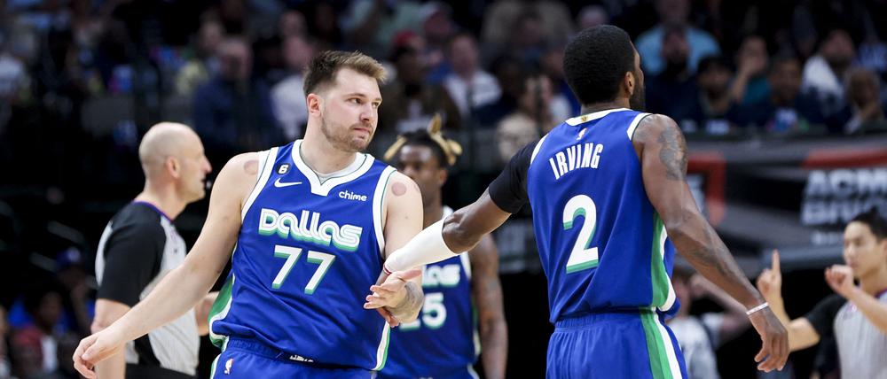 Luka Doncic (links) und Kyrie Irving sollten das neue Traumduo der Mavericks sein, doch diese Hoffnungen haben sich bisher alles andere als erfüllt.
