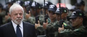 Brasiliens Präsident Lula da Silva muss mit einem Militär umgehen, das sich seit jeher in der Rolle sieht, Regierungen zurechtzuweisen und gegebenenfalls zu stürzen.