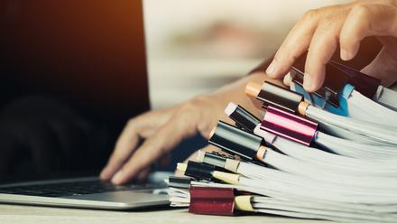 Nur bei Auffälligkeiten und zu Stichprobenzwecken greifen die Finanzbeamten händisch ein und fordern vom Steuerpflichtigen Unterlagen an.