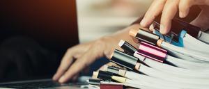 Nur bei Auffälligkeiten und zu Stichprobenzwecken greifen die Finanzbeamten händisch ein und fordern vom Steuerpflichtigen Unterlagen an.