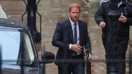 Prinz Harry wirft den Journalisten vor, ihn bespitzelt zu haben.