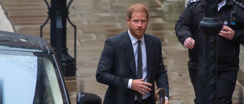 Prinz Harry wirft den Journalisten vor, ihn bespitzelt zu haben.