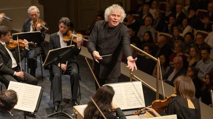 Viel Gespür fürs Orchester: Rattle am Pult der Staatskapelle Berlin.