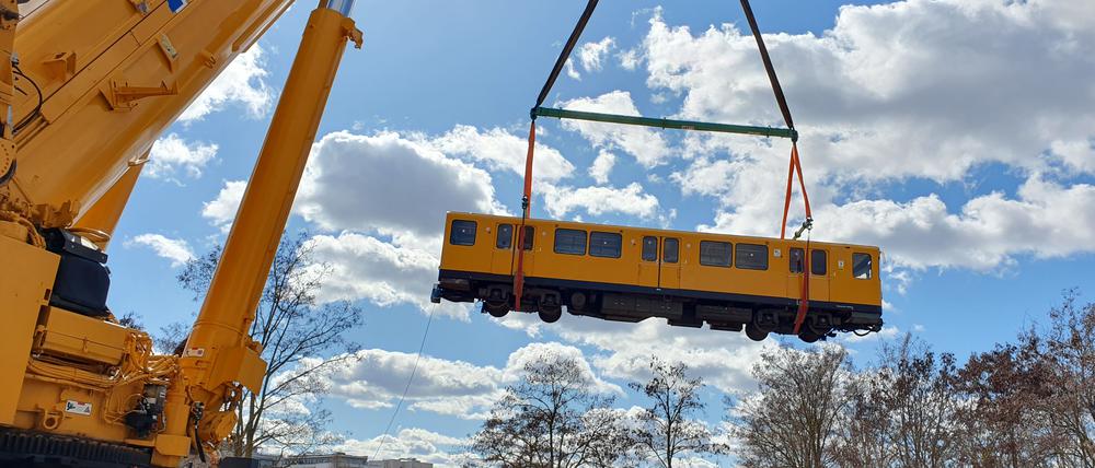 Ein Autokran hob die U-Bahn aufs richtige Gleis.