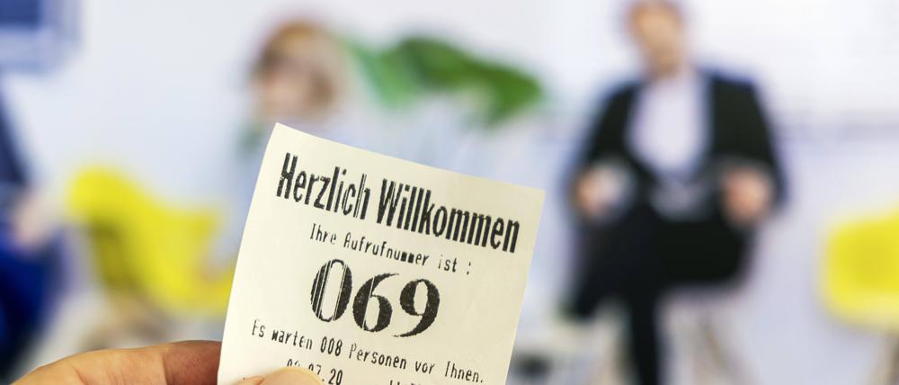 Bitte warten... Trotz Terminen müssen viele Patienten vor dem Arztgespräch Geduld haben.