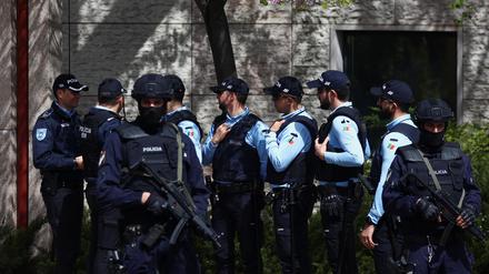 Polizisten stehen vor dem Ismaili Center nach einer tödlichen Messerattacke. 