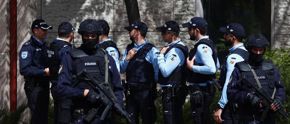 Polizisten stehen vor dem Ismaili Center nach einer tödlichen Messerattacke.
