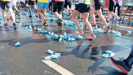 Herumliegende Plastikbecher bei Berliner Halbmarathon.