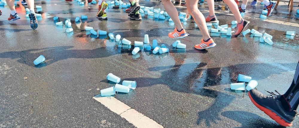 Herumliegende Plastikbecher bei Berliner Halbmarathon.