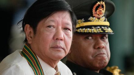 Ferdinand Marcos Jr., Präsident der Philippinenund Generalleutnant Romeo Brawner Jr. (r.), Kommandierender General der Philippinischen Armee