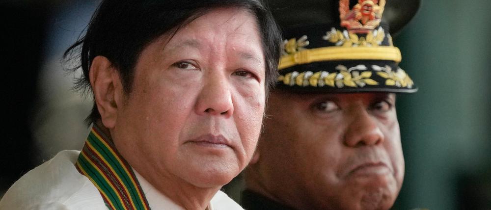 Ferdinand Marcos Jr., Präsident der Philippinenund Generalleutnant Romeo Brawner Jr. (r.), Kommandierender General der Philippinischen Armee