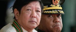 ARCHIV - 22.03.2023, Philippinen, Taguig: Ferdinand Marcos Jr. (l), Präsident der Philippinen, sitzt neben Generalleutnant Romeo Brawner Jr., Kommandierender General der Philippinischen Armee, während der Feierlichkeiten zum 126. Gründungsjubiläum der Philippinischen Armee. Die Philippinen haben angekündigt, jede Kommunikation mit dem Internationalen Strafgerichtshof in Den Haag zu beenden. Foto: Aaron Favila/AP +++ dpa-Bildfunk +++
