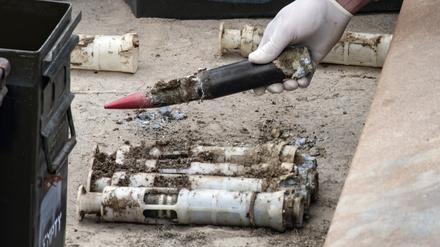 Techniker der U.S. Air Force bereiten Munition mit abgereichertem Uran zur Entsorgung vor.