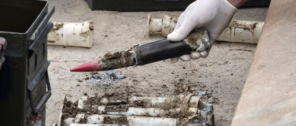 Techniker der U.S. Air Force bereiten Munition mit abgereichertem Uran zur Entsorgung vor.