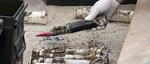 Techniker der U.S. Air Force bereiten Munition mit abgereichertem Uran zur Entsorgung vor.