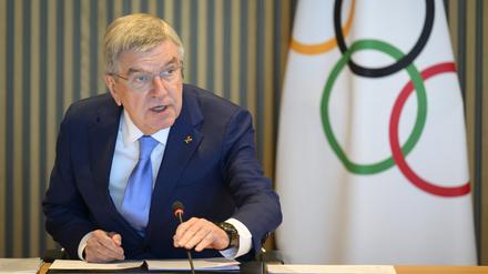 Lausanne am Dienstag. Thomas Bach, der Präsident des Internationalen Olympischen Komitees, spricht bei der Eröffnung der Sitzung. 