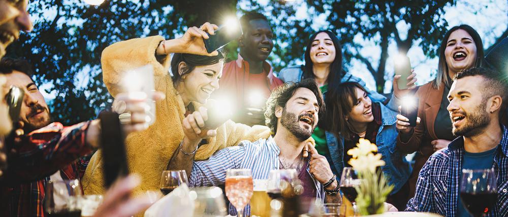 Selbstvergessen und ungeniert. Laute Gäste im Restaurant können sehr störend und unangenehm sein.