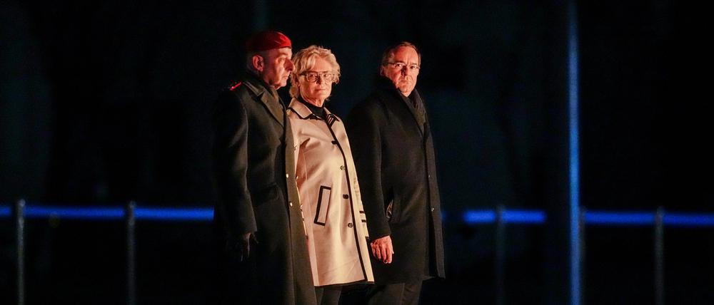 Carsten Breuer (l), Generalinspekteur der Bundeswehr, und Boris Pistorius (SPD, r), Bundesminister der Verteidigung, verabschieden die frühere Verteidigungsministerin Christine Lambrecht (SPD) mit einem Großen Zapfenstreich.