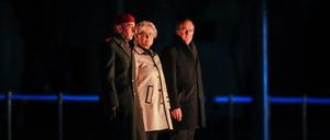 Carsten Breuer (l), Generalinspekteur der Bundeswehr, und Boris Pistorius (SPD, r), Bundesminister der Verteidigung, verabschieden die frühere Verteidigungsministerin Christine Lambrecht (SPD) mit einem Großen Zapfenstreich. 