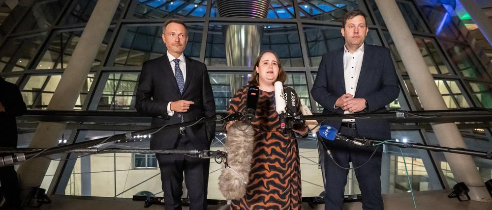 Müde, aber demonstrativ zufrieden präsentierten Christian Lindner (FDP), Ricarda Lang (Grüne) und Lars Klingbeil (SPD) am Dienstagabend ihren Beschluss.