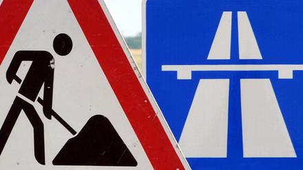 ARCHIV - 23.06.2010, Thüringen, Sömmerda: ILLUSTRATION - Ein Baustellenschild ist vor einem Autobahnschild platziert. (zu dpa: «Koalition vereinbart beschleunigten Ausbau auch von Autobahnstrecken») Foto: Martin Schutt/zb/dpa +++ dpa-Bildfunk +++