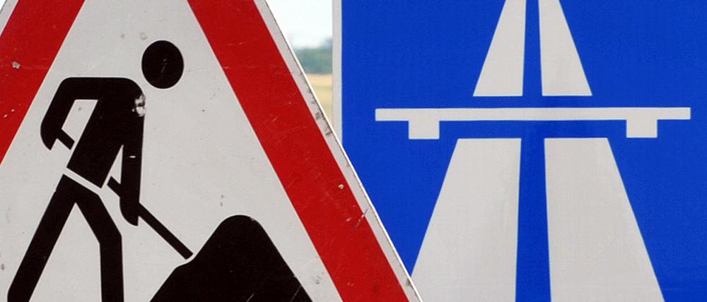 ARCHIV - 23.06.2010, Thüringen, Sömmerda: ILLUSTRATION - Ein Baustellenschild ist vor einem Autobahnschild platziert. (zu dpa: «Koalition vereinbart beschleunigten Ausbau auch von Autobahnstrecken») Foto: Martin Schutt/zb/dpa +++ dpa-Bildfunk +++