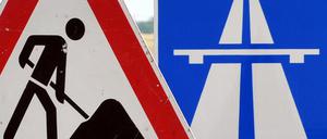 ARCHIV - 23.06.2010, Thüringen, Sömmerda: ILLUSTRATION - Ein Baustellenschild ist vor einem Autobahnschild platziert. (zu dpa: «Koalition vereinbart beschleunigten Ausbau auch von Autobahnstrecken») Foto: Martin Schutt/zb/dpa +++ dpa-Bildfunk +++