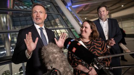 Die Parteichefs der Koalitionsparteien Lars Klingbeil (SPD, r-l) Ricarda Lang (Grüne) und Christian Lindner (FDP) sprechen im Bundestag nach dem Koalitionsausschuss.