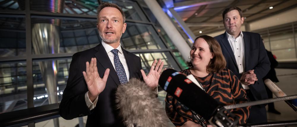 Die Parteichefs der Koalitionsparteien Lars Klingbeil (SPD, r-l) Ricarda Lang (Grüne) und Christian Lindner (FDP) sprechen im Bundestag nach dem Koalitionsausschuss.