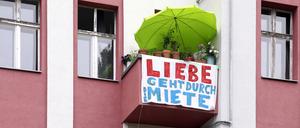 29.06.2021, Berlin - Deutschland. MIeterprostest gegen den Verkauf ihres Mietshauses. *** 29 06 2021, Berlin Germany MIeterprostest against the sale of her apartment building 