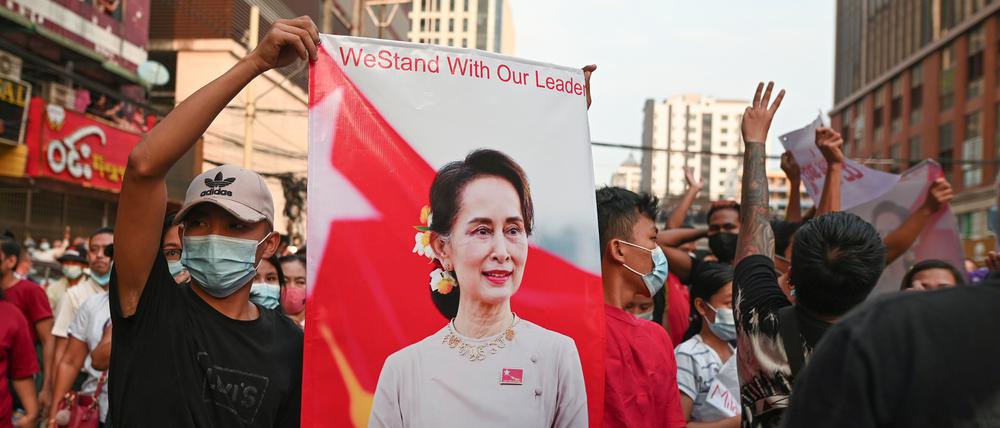 Demonstranten in Yangon mit einem Porträt von Aung San Suu Kyi kurz nach dem Militärputsch in Myanmar (Archivbild von 2021)